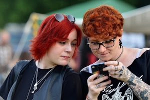 occhiali, due, mani, donne, capelli, tatuaggi, cellulare, anelli, ragazze, collane, smartphone, rosso, rosse, telefono, guardare, catenine, rossi, occhi, braccio, tatuaggio, chiave