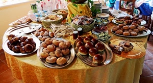 dolci, vassoi, tovaglia, tavola, cibo, cestini, piatti, giallo, tavolo, imbandita, panini, torta, cestino, colazione